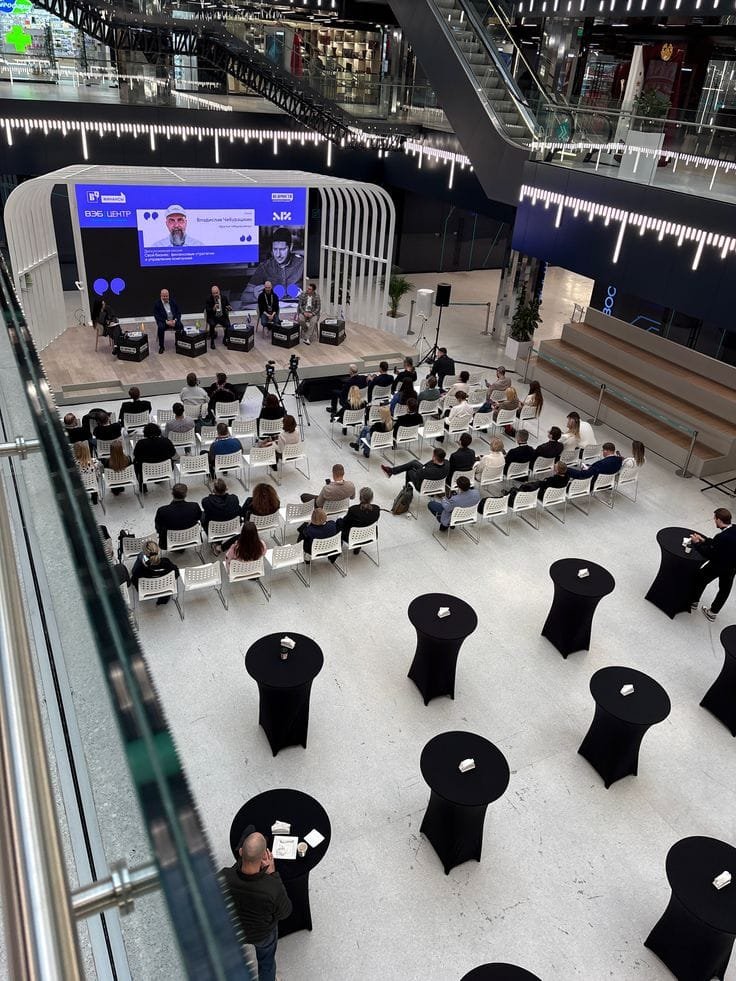 Conférence professionnelle avec table ronde et public