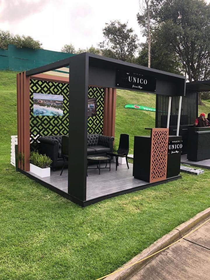 Pavillon de marque extérieur avec accueil et espace lounge